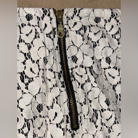 Heart & Soul Lace, Ruched Sides Skirt! (9/10)
Gold Zipper Closure on back! - Picture 9 of 15